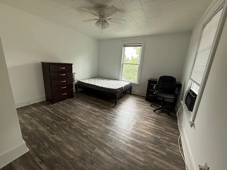 215 Prospect St — Photo 3