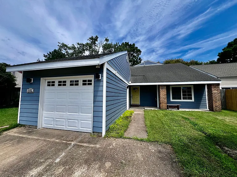 684 Orangewood Dr — Photo 2
