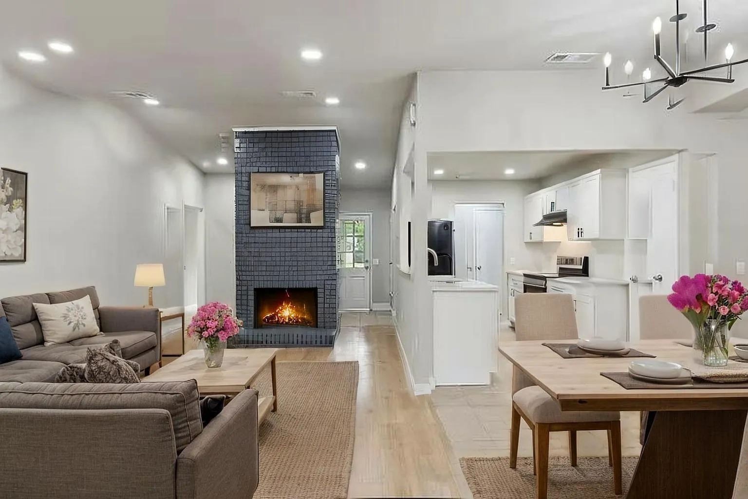 4 bed, 2.0 bath, 2092 sqft, $1,139 — Photo 2