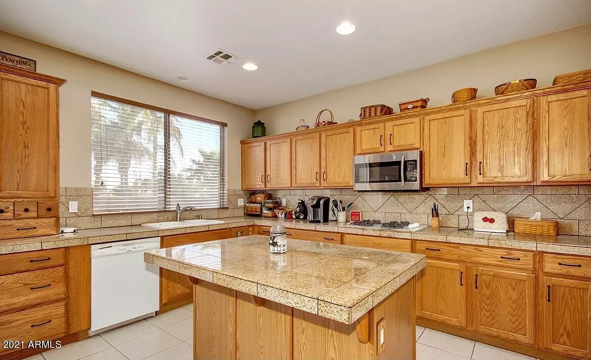 5 bed, 3.5 bath, 3744 sqft, $3,495 — Photo 4