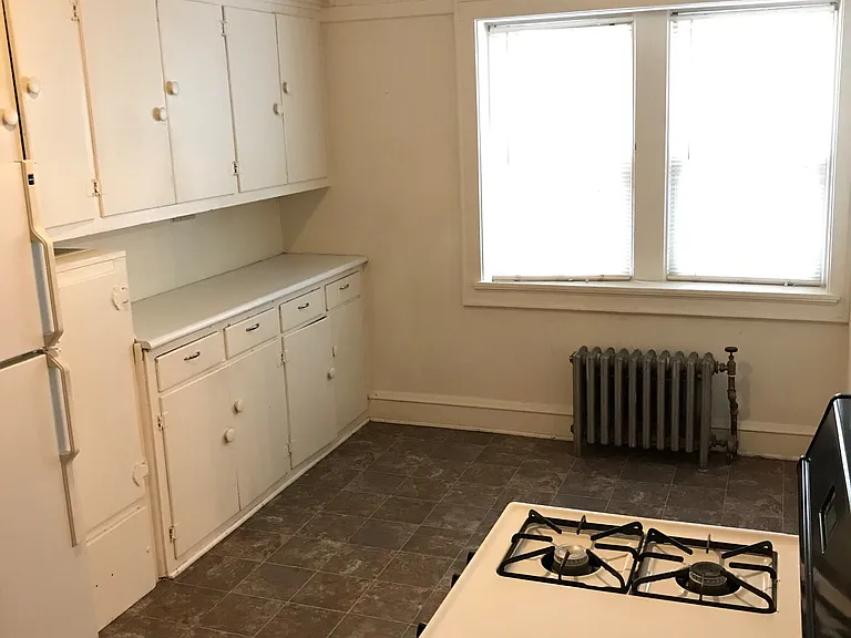 5615 W Martin Dr — Photo 2