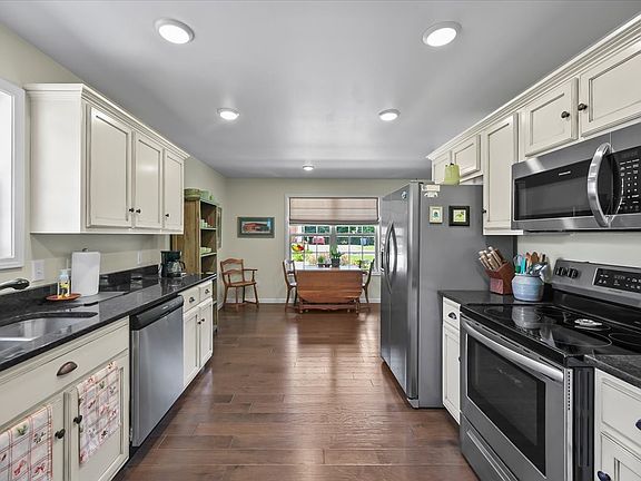 3rd image of 390 Marys Ln