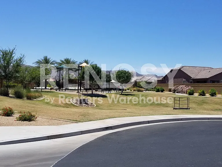 1803 E Grove St — Photo 27