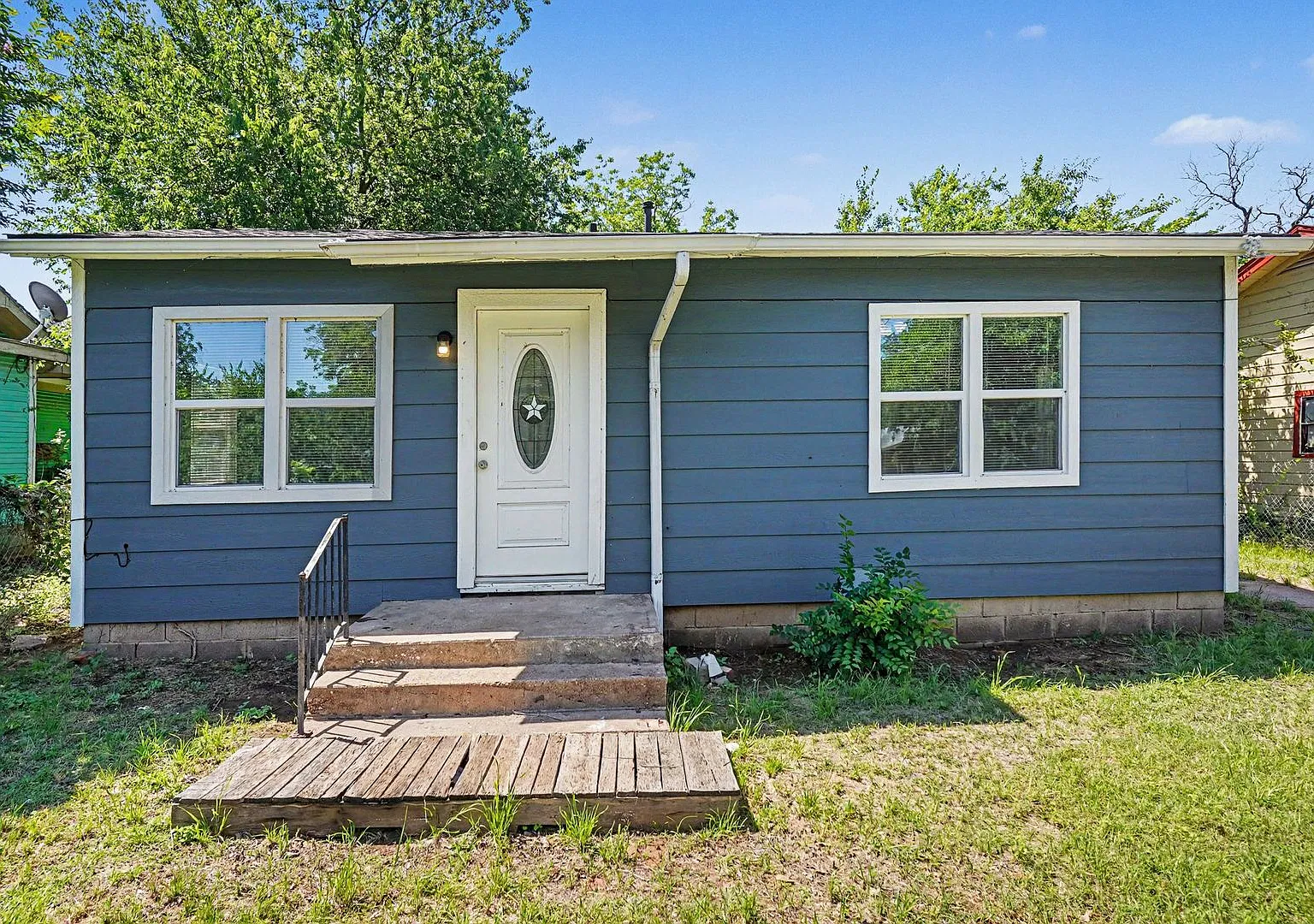 Cute, cozy, and full of charm! This well-maintained 2-bedroom, 1-bath home in Wichita Falls offer... — Photo 1