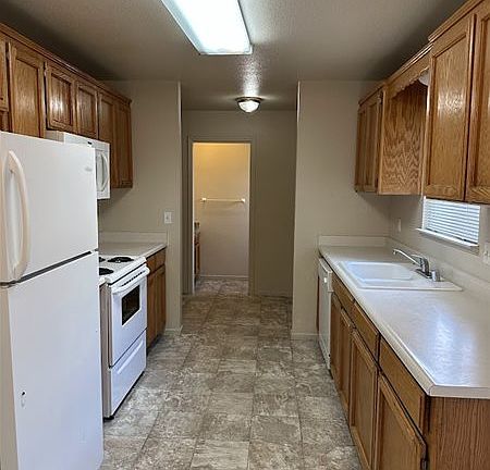 3rd image of 1376 N Denair Ave
