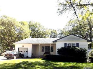 293 Magnolia Dr, Selden, NY 11784
