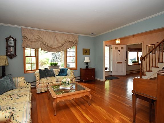 4th image of 5 Leslie Ln
