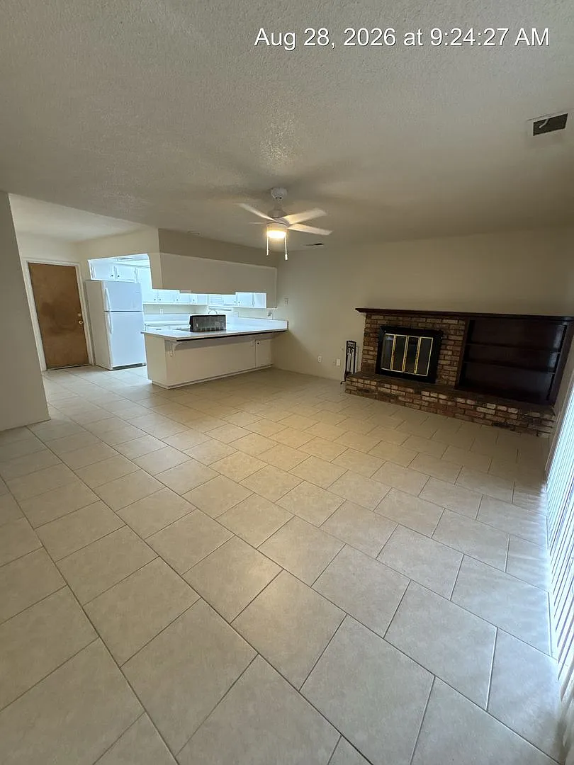 Charming Home Available Now!! — Photo 4