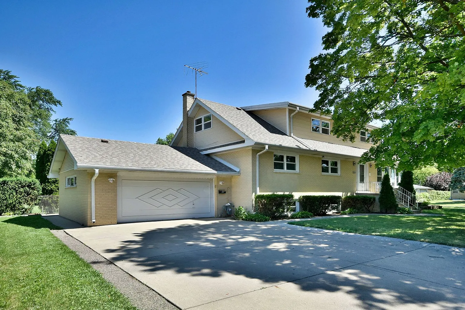 10600 Schubert Ave photo 1