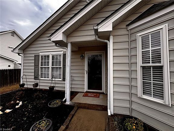 4th image of 7 Crestbrook Ct