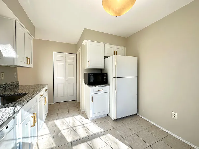 402 Carousel Ct — Photo 12