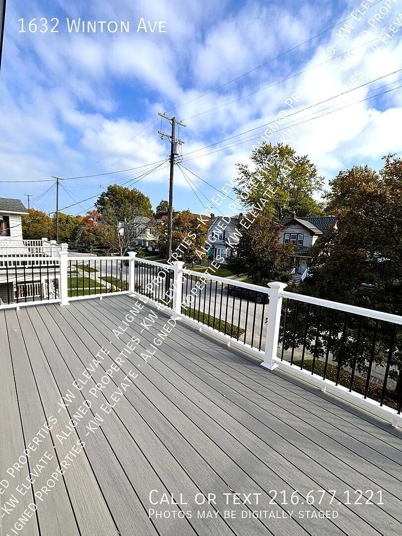 Lakewood Bright 2 Bedroom Upstairs Duplex! — Photo 2