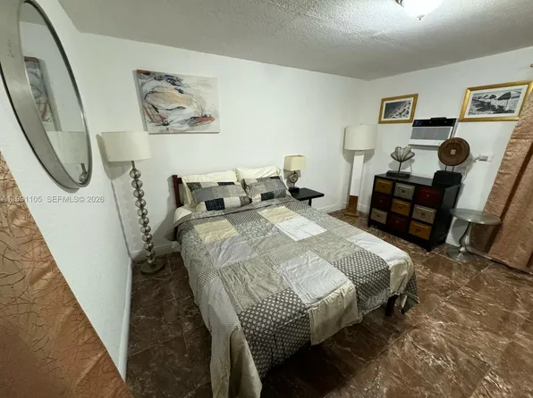 1086 NW 110th St #3, Miami, FL 33168