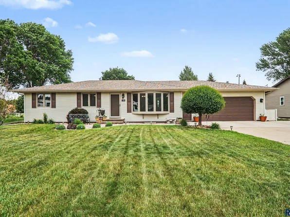 702 Fire Leaf Rd, Luverne, MN 56156