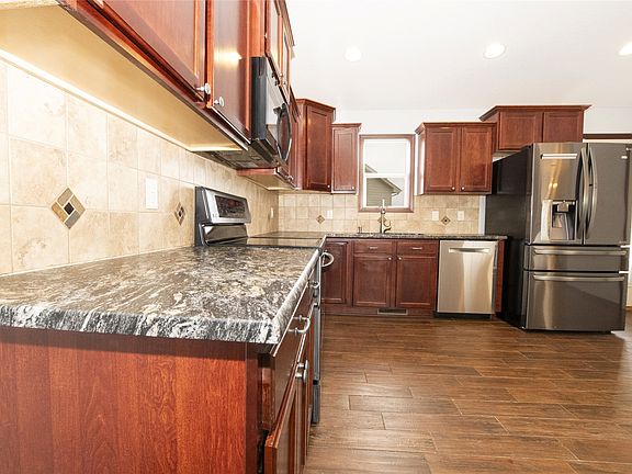 3rd image of 2315 Maplewood Dr