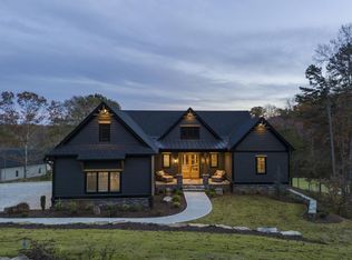 369 Edgewater Trl S, Toccoa, GA 30577