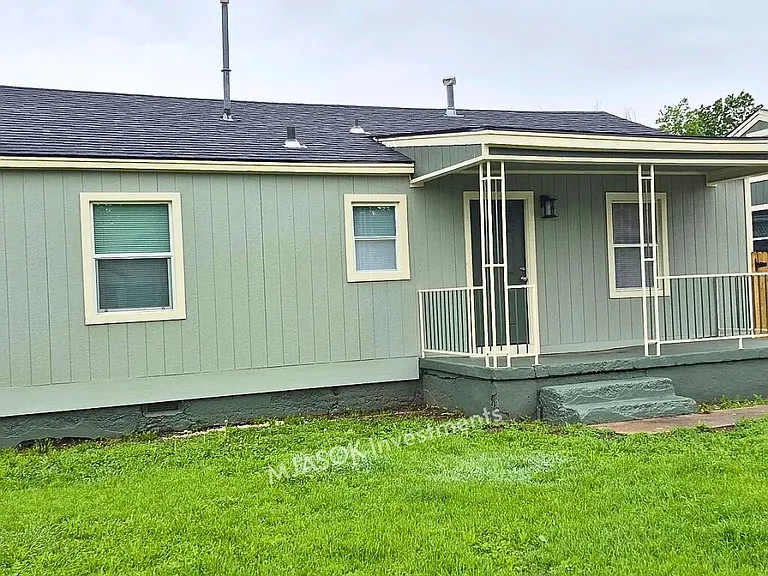 1804 NW Baldwin Ave — Photo 1