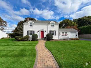 136 Lawnacre Dr, Cranston, RI 02920