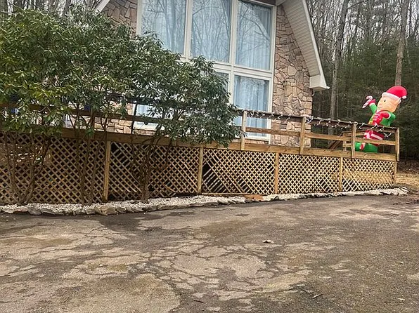 942 Saint Johns Rd, Drums, PA 18222