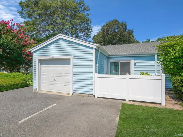 609 Bentley Court #609, Saint James, NY 11780