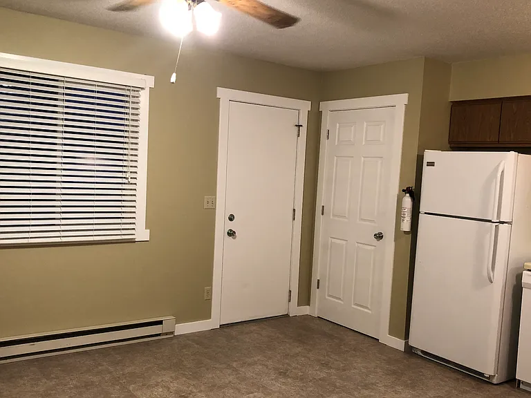 907 Valley Ct — Photo 2