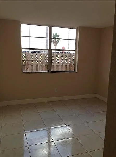 2 bed, 900 sqft, $2,200 — Photo 2