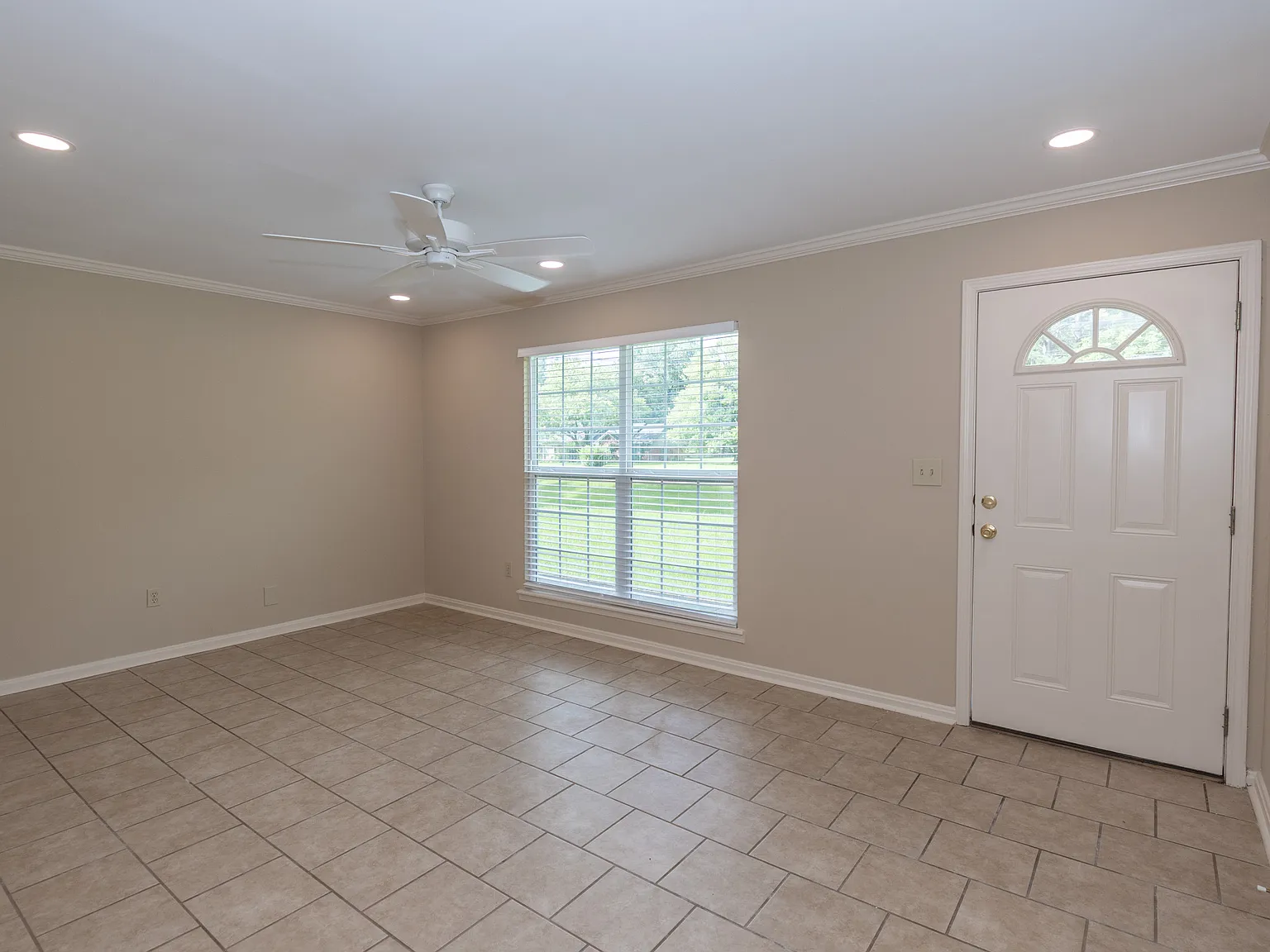 2 bed, 840 sqft, $1,400 — Photo 2