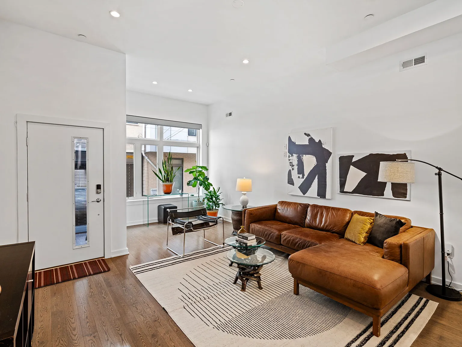 3 bed, 2.5 bath, 2700 sqft, $4,300 — Photo 3