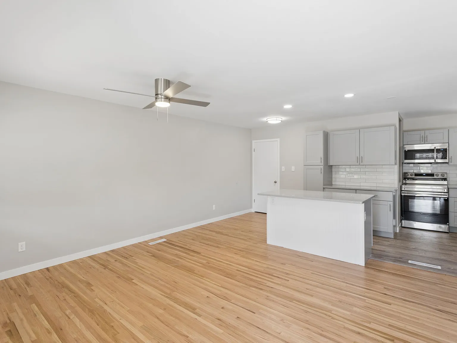 3 bed, 980 sqft, $1,645 — Photo 3