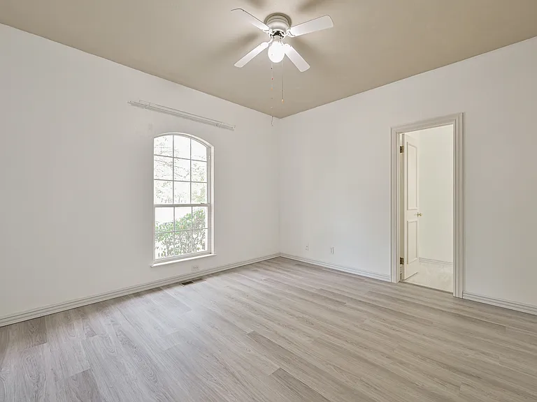 2424 Ashebury Way — Photo 35