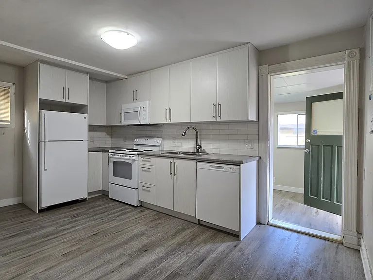 75 Rogers Ave — Photo 6