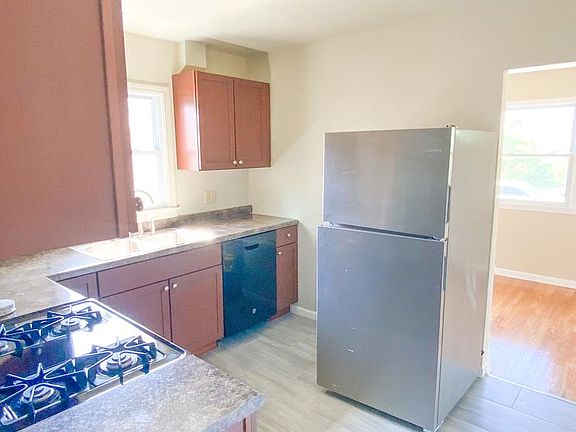 5th image of 131 Mason St