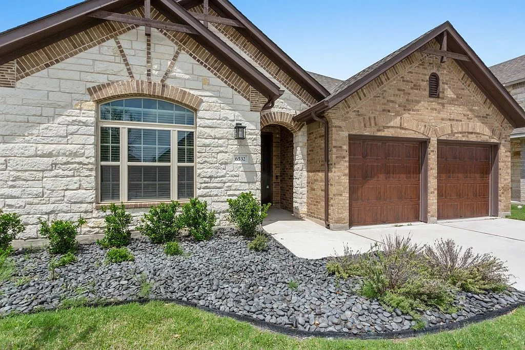 3 bed, 2.0 bath, 1608 sqft, $2,200 — Photo 3