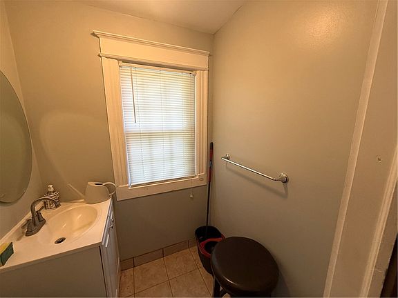 5th image of 60 Kingston St