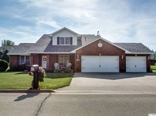 2425 Pinehurst Ct, Dubuque, IA 52002