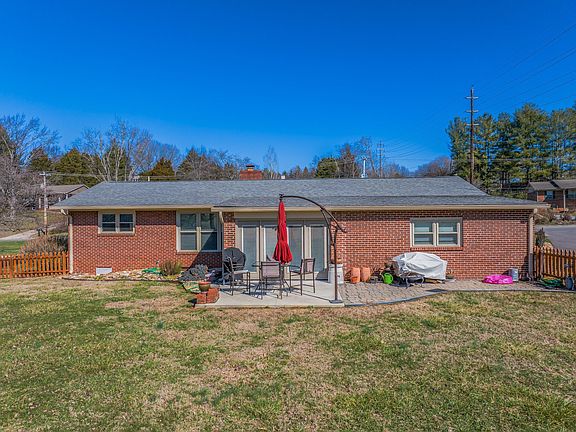 4th image of 1225 Walters Dr
