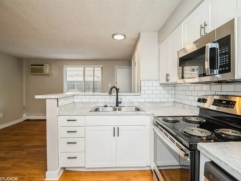 1443 Elizabeth St #202 — Photo 9