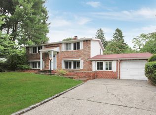 7 Fraternity Ln, Stony Brook, NY 11790