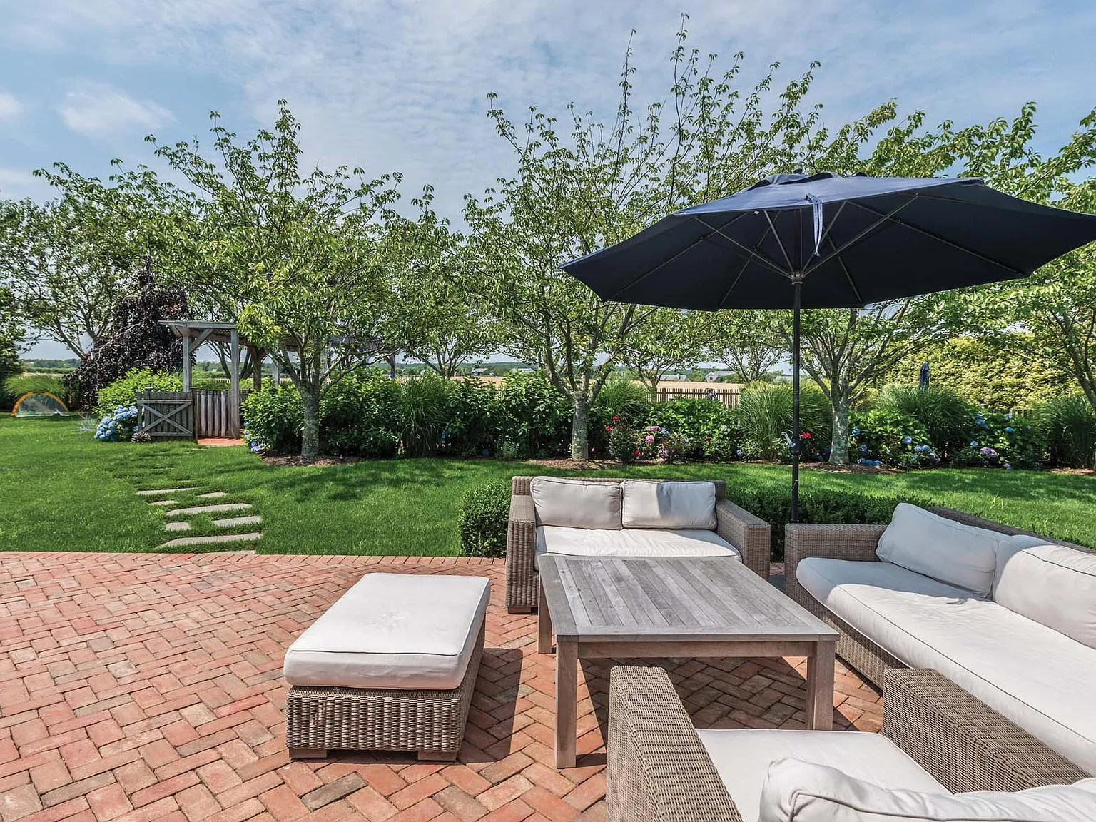 Exquisite Southampton Near Beach And Village With Pool — Photo 3