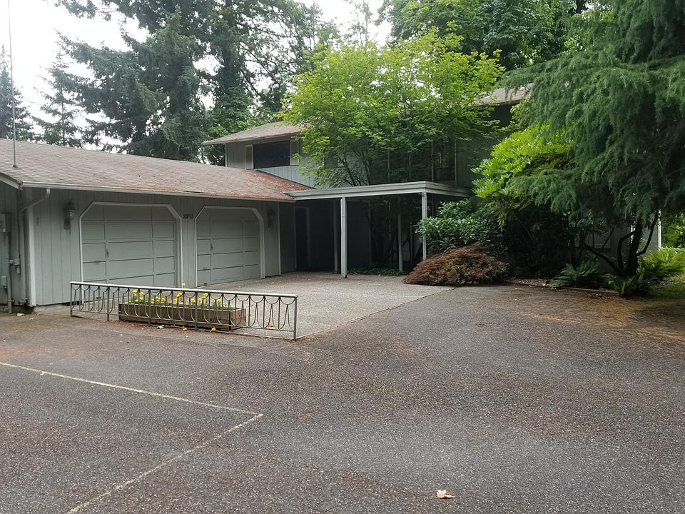 Historic Soth Capitol Neighborhood, Olympia School District, 5 bedrms;study; family room with dining; living room plus dining room; fireplace; large garage; large parking space; pickleball and basketball court; large yard. Located on deadend street very