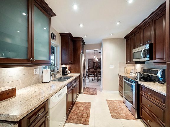 3rd image of 14223 Alamanda Ave
