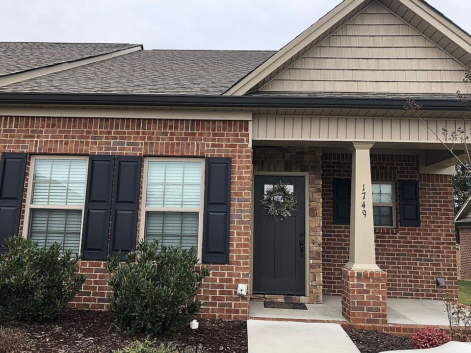 1st image of 1749 Stonebriar Dr NE