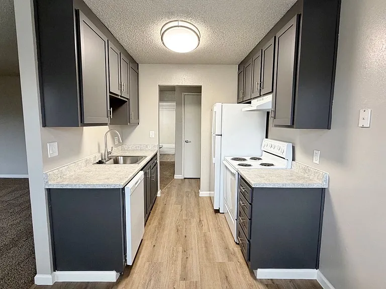 Oasis Apartments — Photo 16