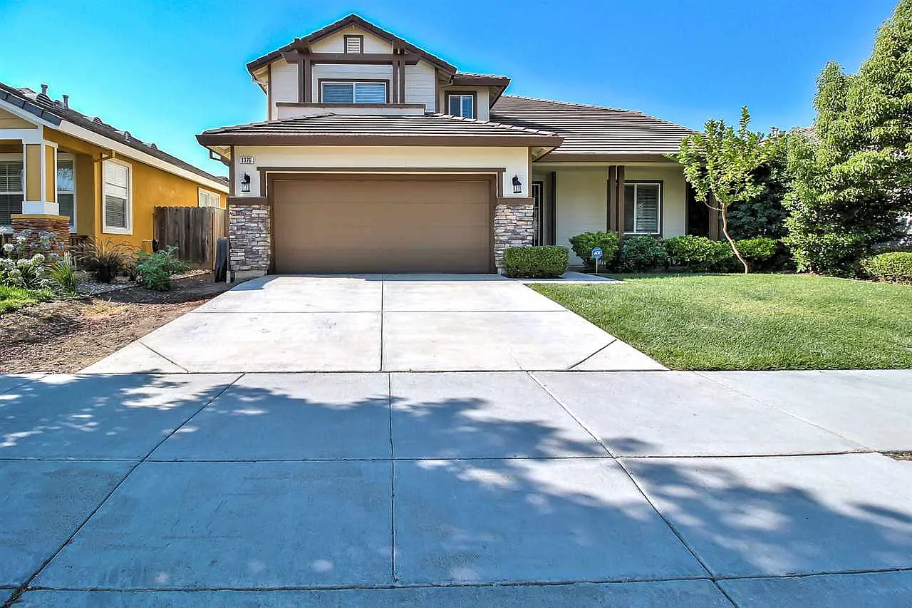 1376 Yosemite Cir photo 1
