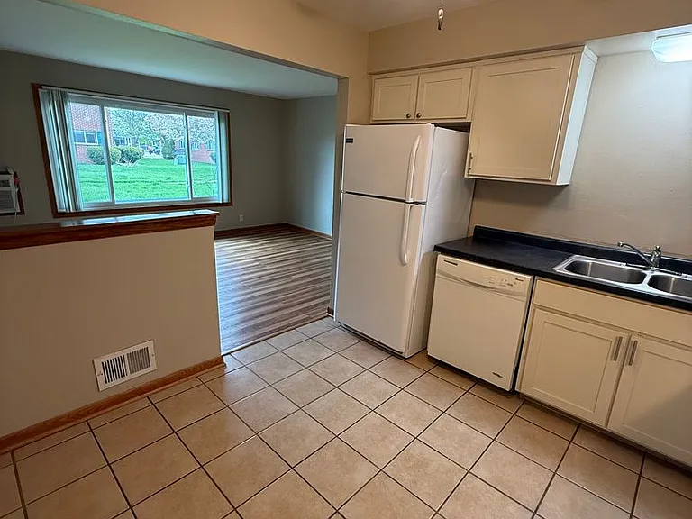 Evergreen Terrace Apartments — Photo 13