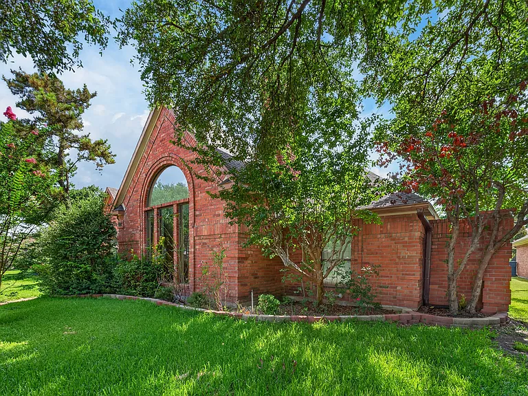 2105 Rolling Oak Ln — Photo 2