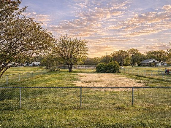 2nd image of 381 Cheyenne