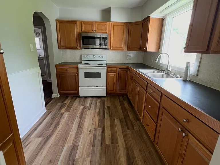 1334 S Burlington Dr — Photo 2
