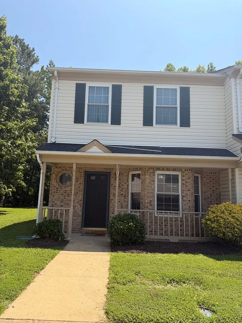 301 Wrought Iron Bend (Smithy Glen) Yorktown 23693 — Photo 1