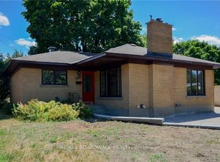 1258 Firestone Cres #B, Ottawa, ON K2C3E3